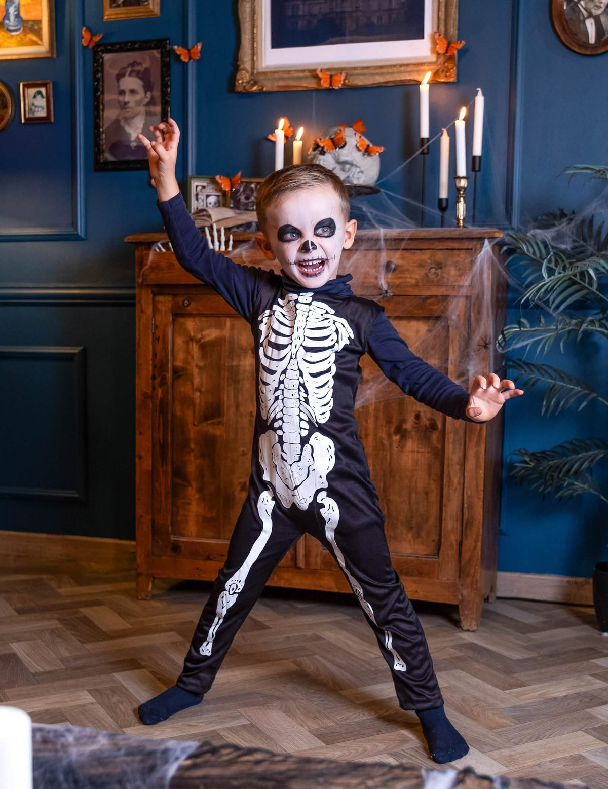 Strašljiva poza klasične skeletne kostumke za otrok