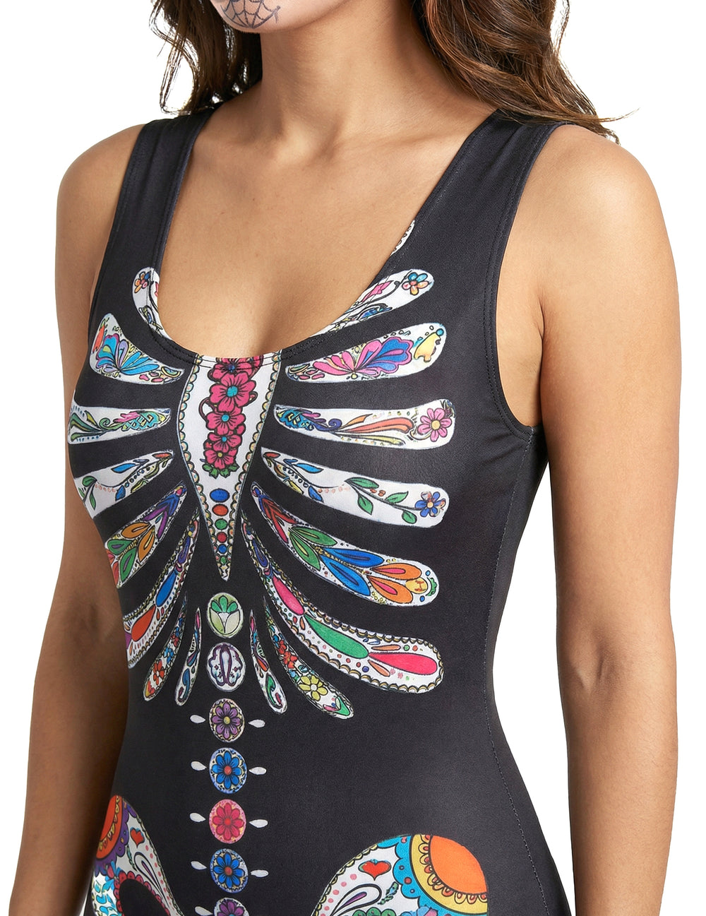 Gros plan sur les motifs colorés du buste du déguisement squelette Dia de los muertos