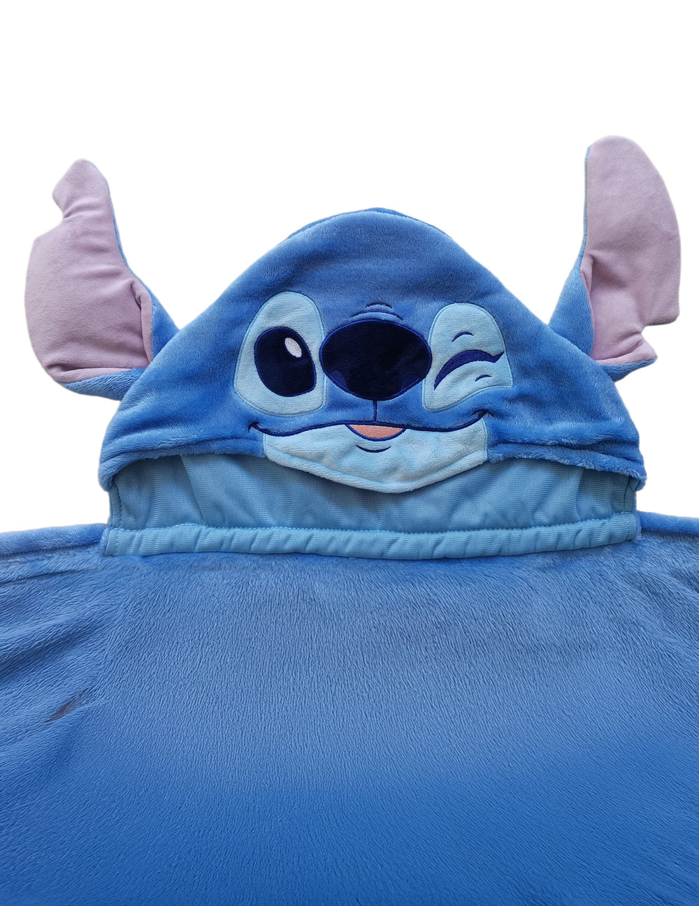 Gros plan sur le visage avec clin d'œil de la capuche du déguisement plaid polaire à capuche Stitch