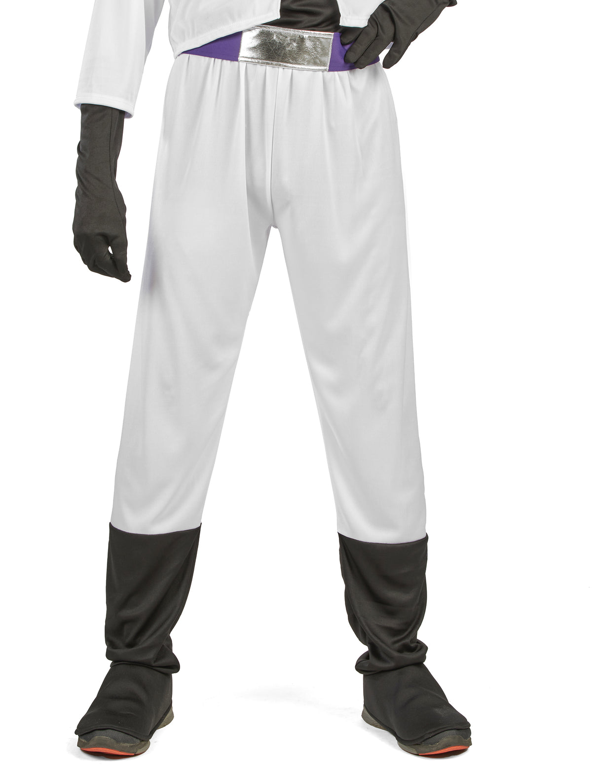 Gros plan sur le pantalon et les surbottes du déguisement super vilain manga