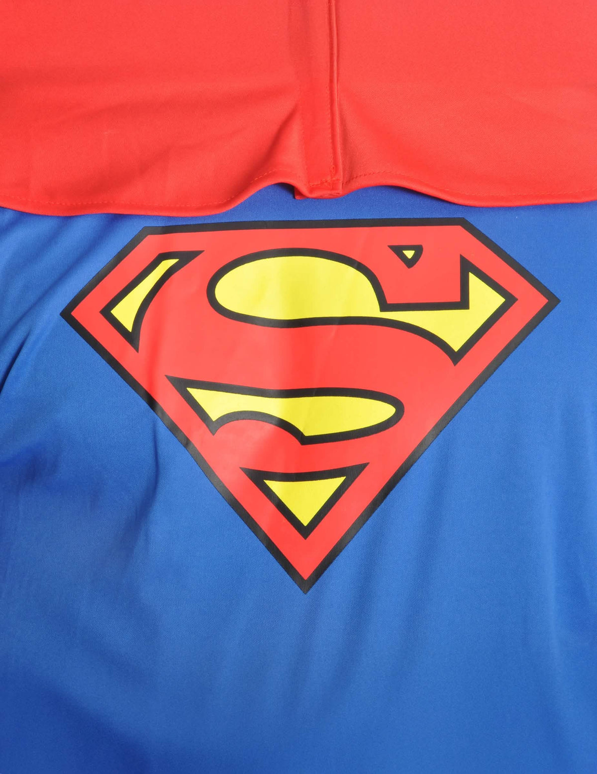 Podrobnost logotipa na prsih kostuma Superman DC Comics™