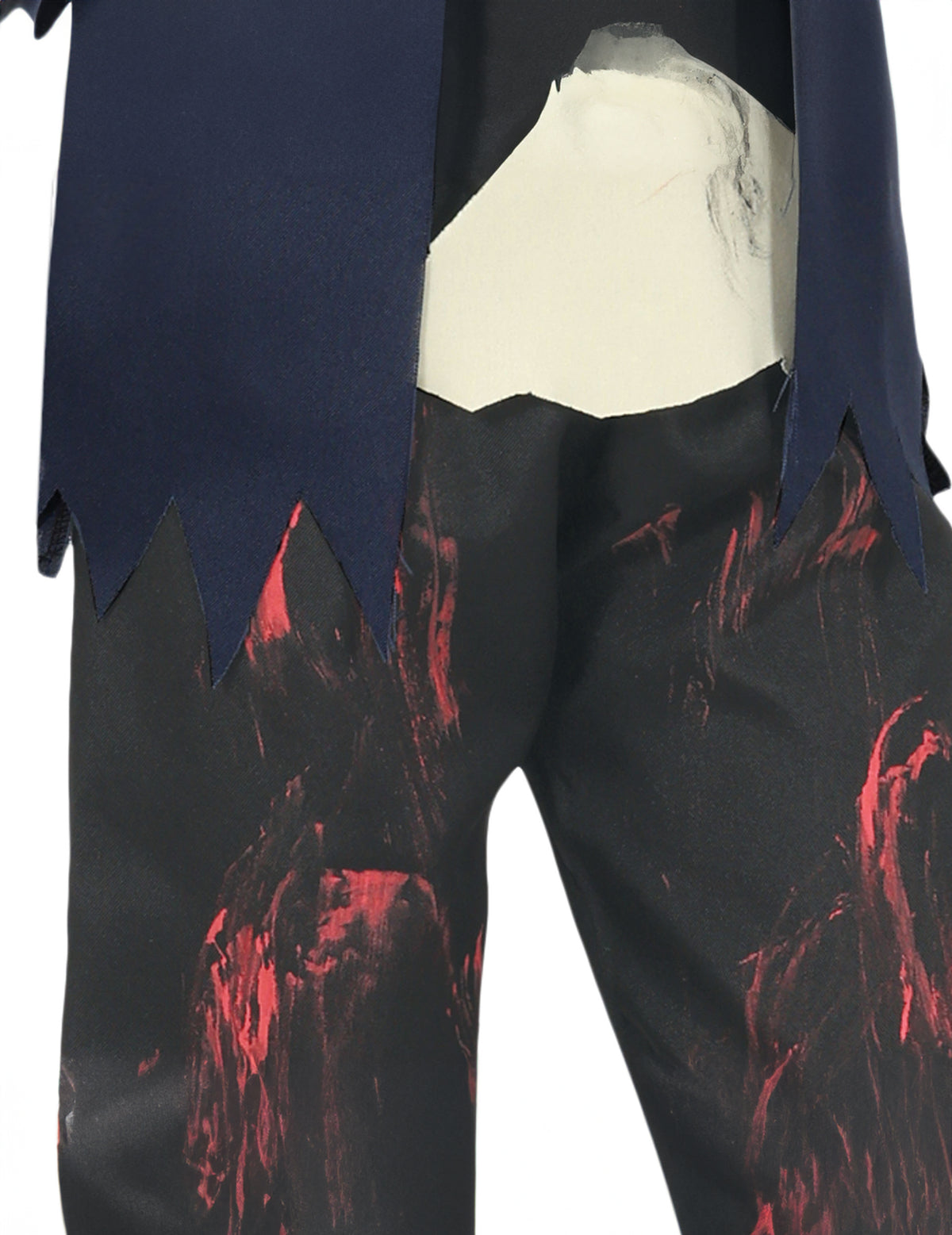 Détail du pantalon ensanglanté du déguisement de tueur à la machette pour enfant