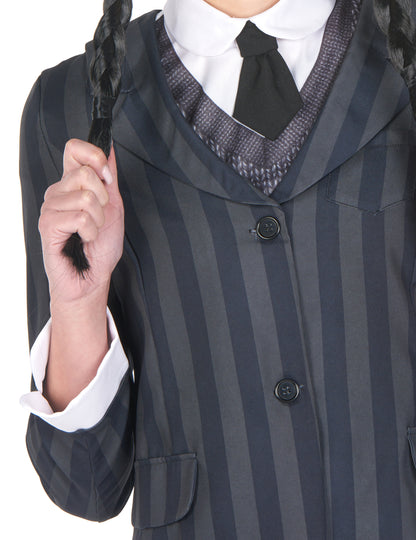 Détail de la veste à rayures et de la cravate du déguisement uniforme scolaire gothique