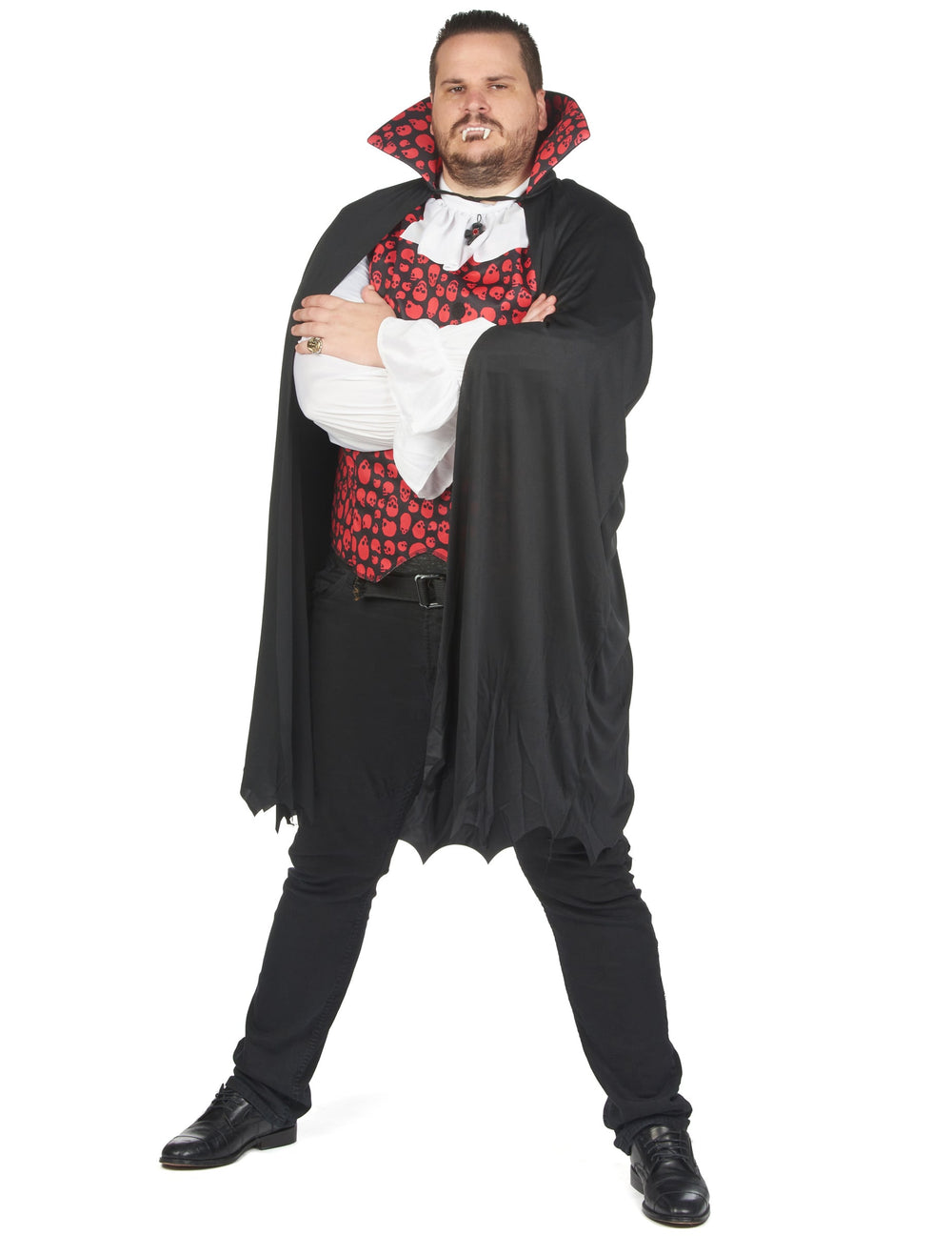 Vue de face les bras croisés du déguisement de vampire pour homme grande taille
