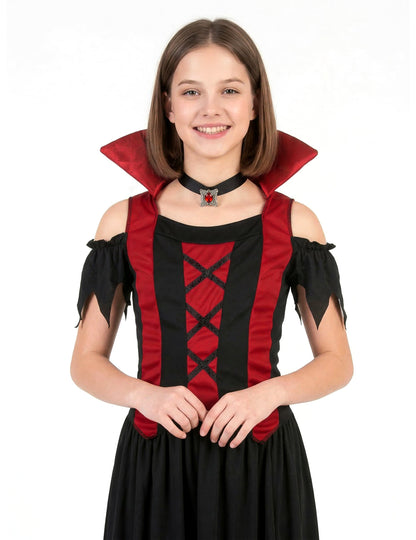 Gros plan sur le col et le buste du déguisement de vampire pour fille