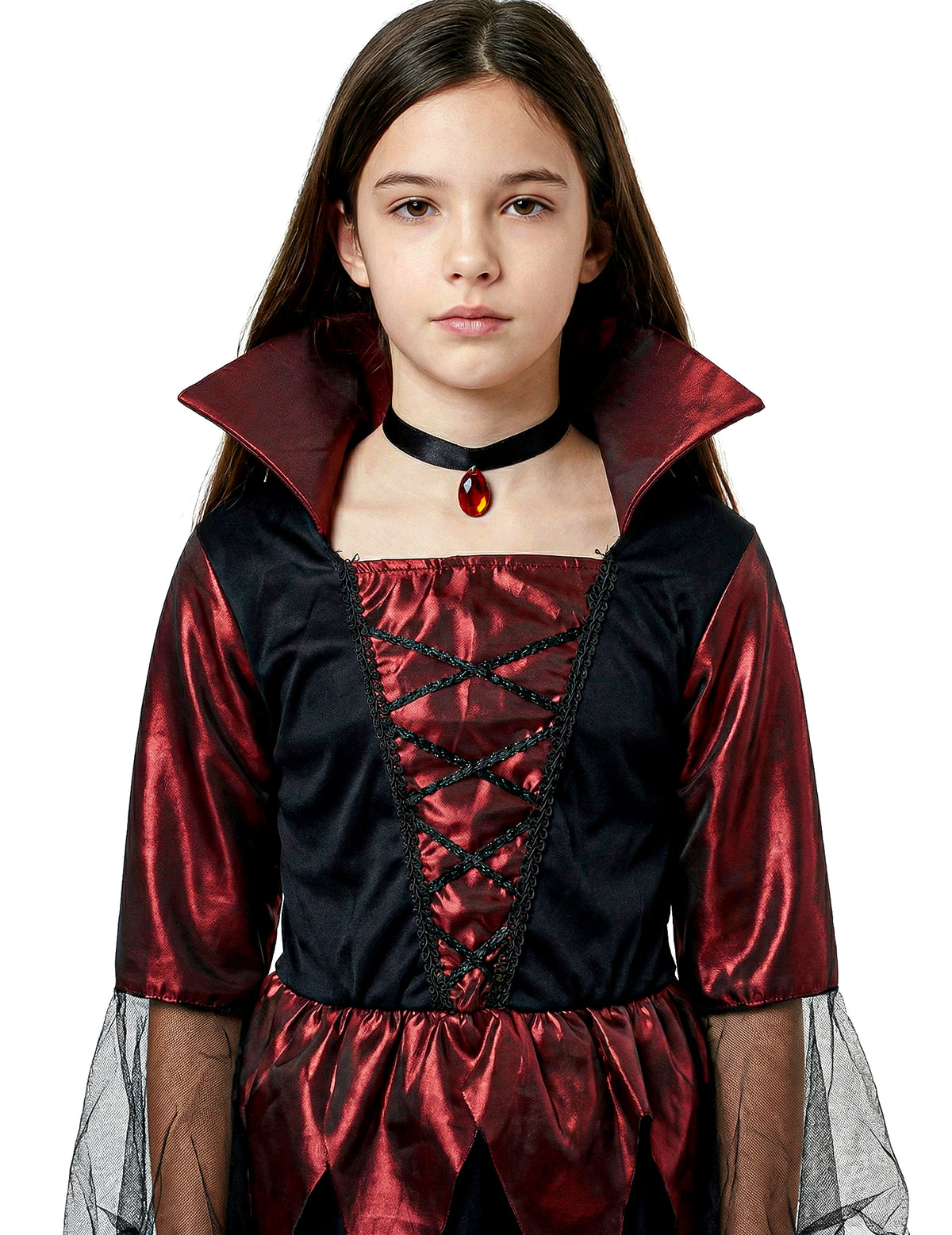 Gros plan sur le buste et le col du déguisement vampire satiné pour fille