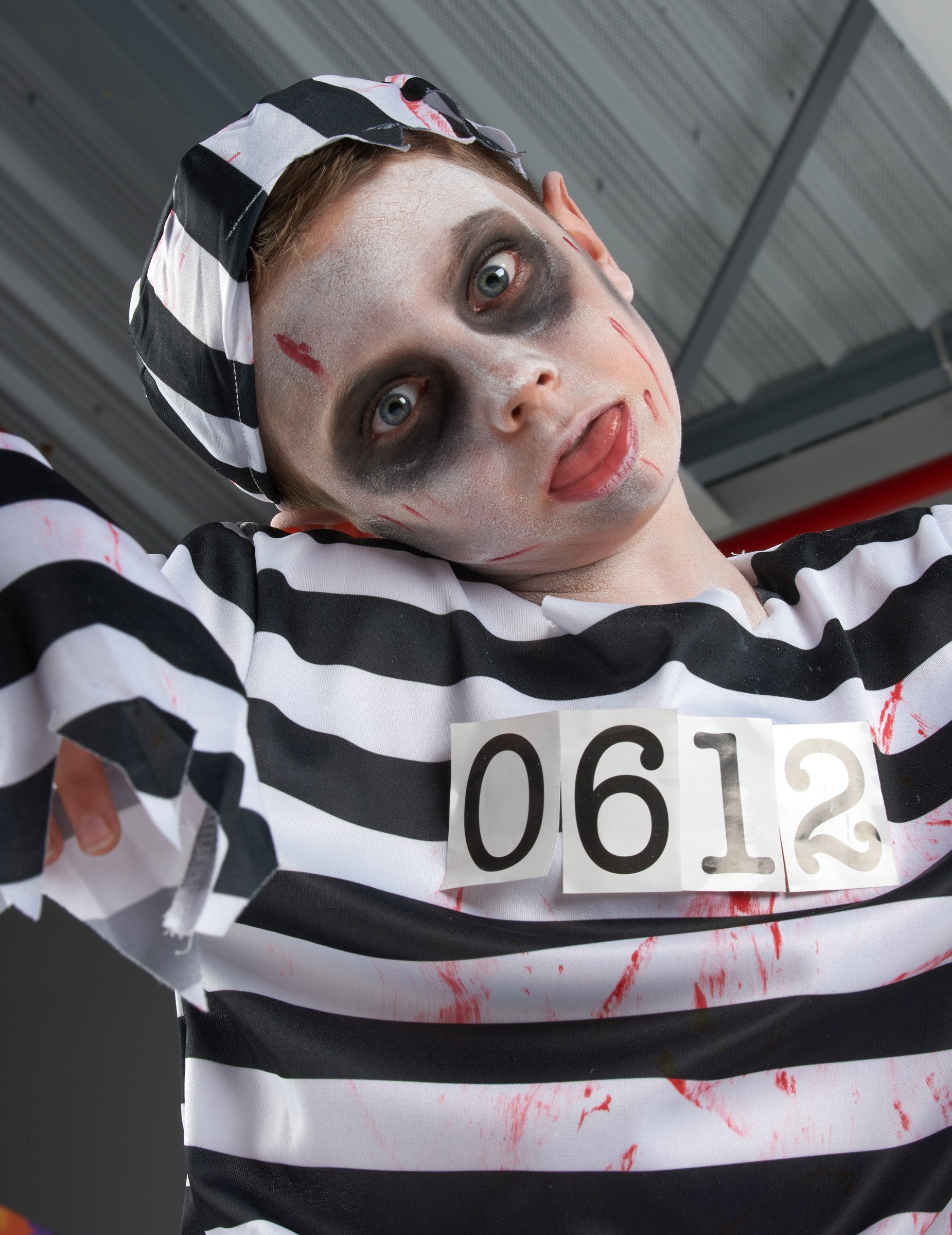 Kratka slika črtastega klobuka in obraza maske za Halloween v slogu zapornika zombi za fante