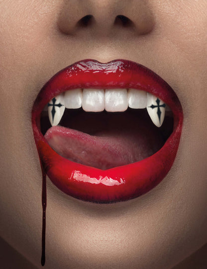 Vampirni zobje z gotskimi križi