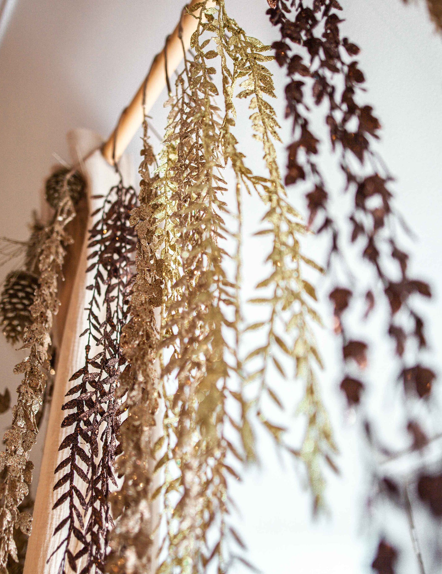 Girlanda z bleščečim bakrenim listjem 90 cm 