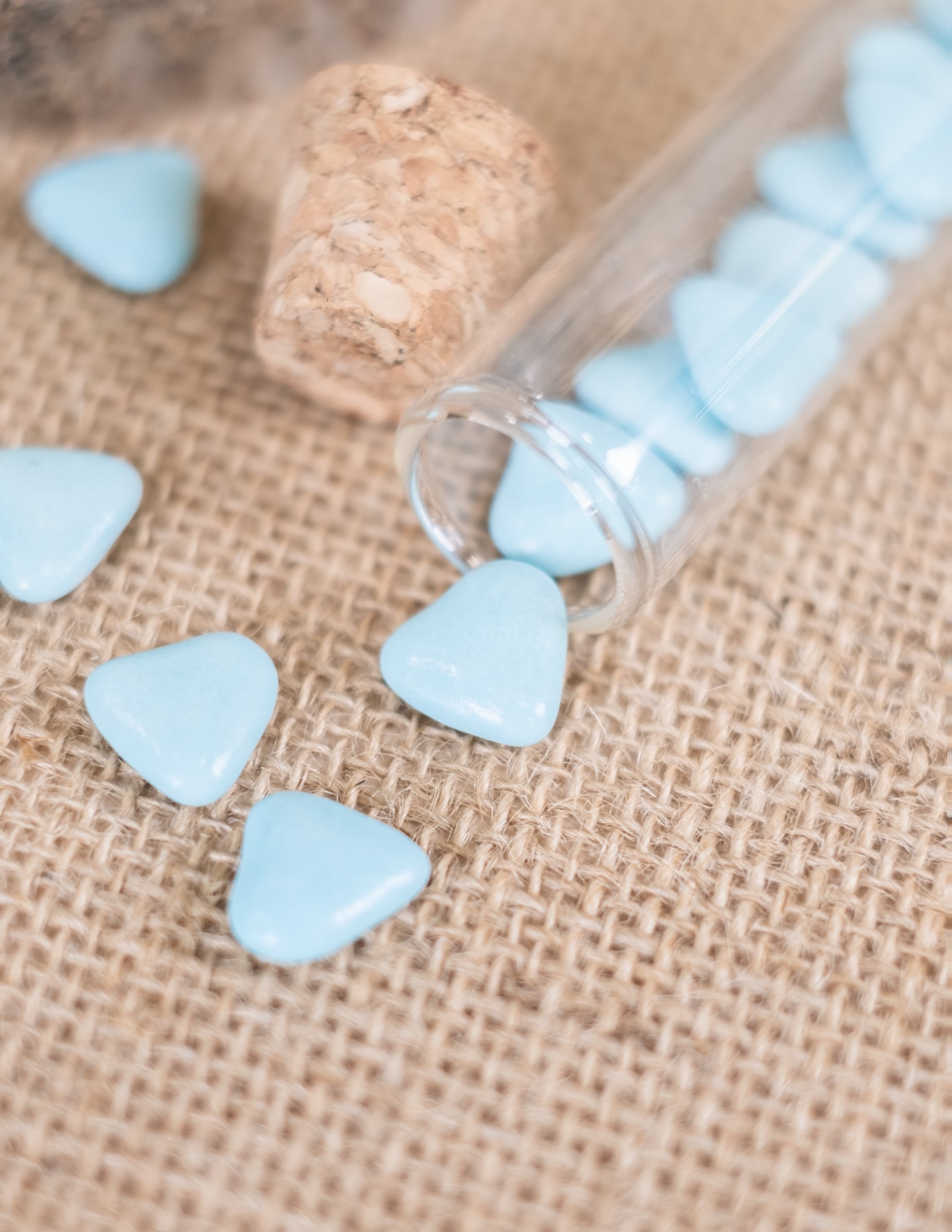 Détail des dragées sortant d'une éprouvette du Dragées mini coeur chocolat pour communion