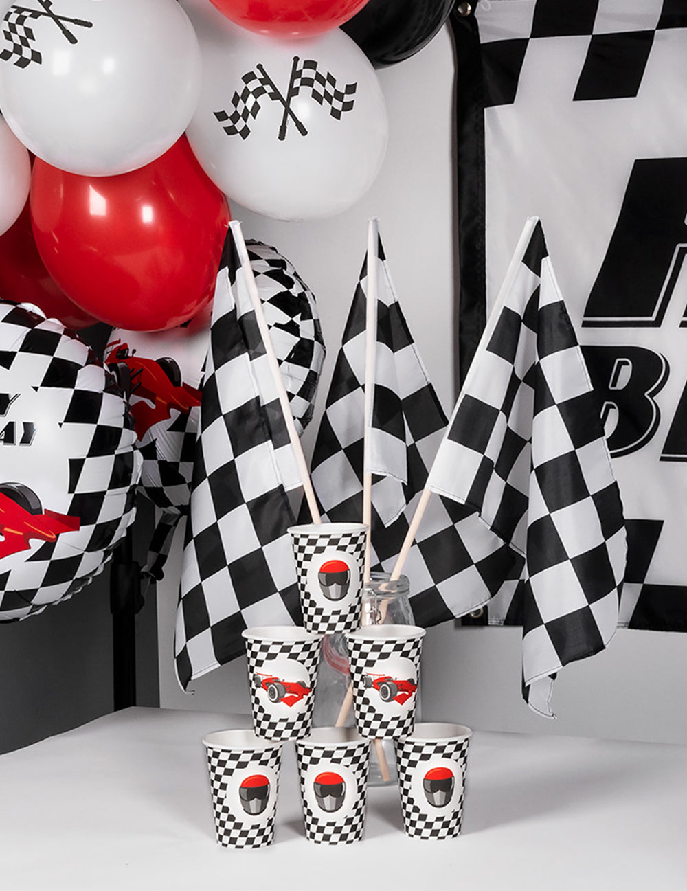 Mise en scène décorative du Drapeau Finisher pour fête noir et blanc à damier