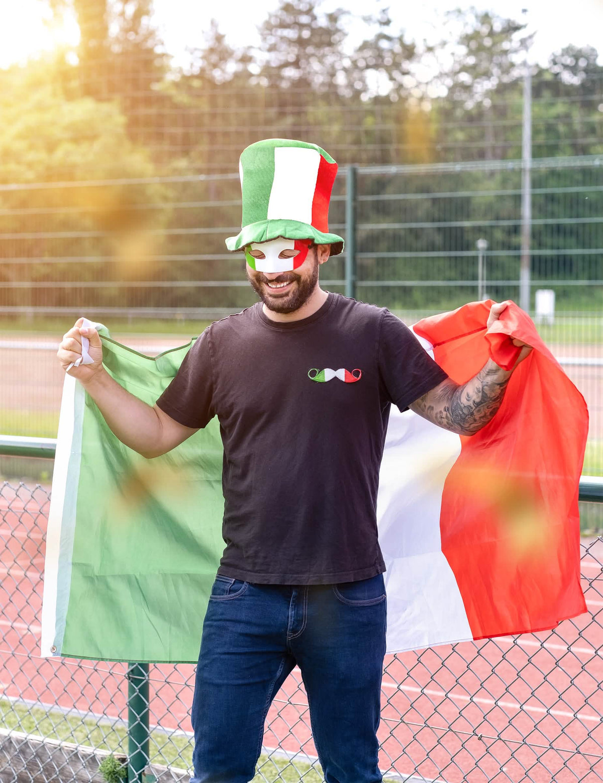 navijač, ki maha z zastavo italija za navijača