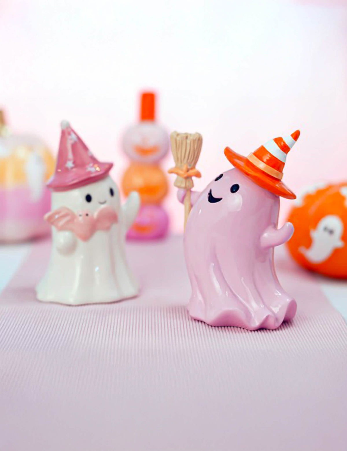 Dekorativni duh Summerween iz smole s pastelno roza metlo 12,3 x 8,8 x 15 cm