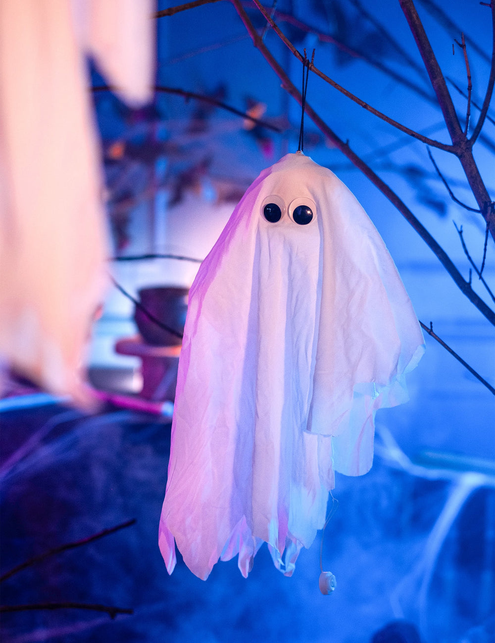 Mise en situation sur une branche du fantôme tremblant à suspendre pour décoration d'Halloween