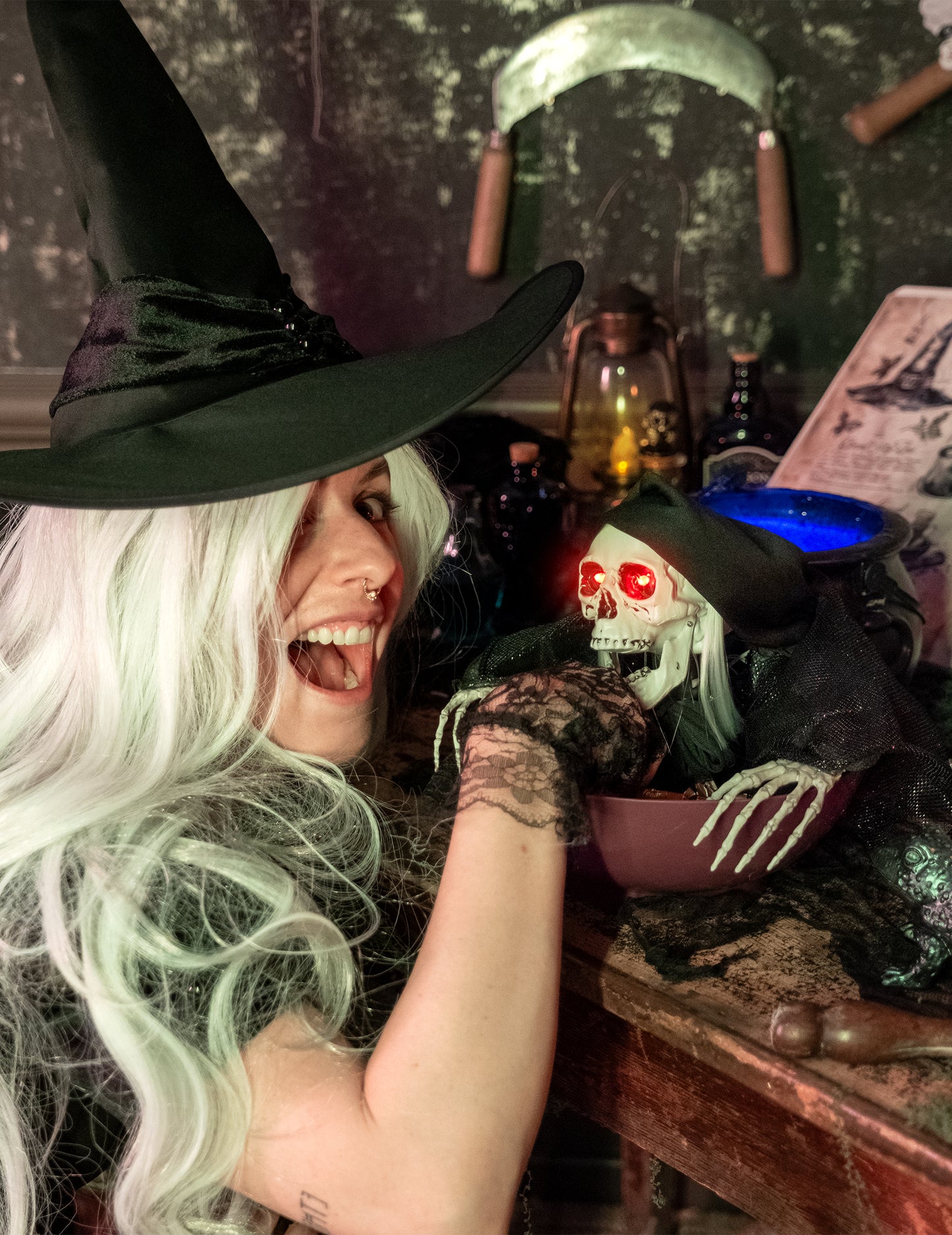 Ghoulish Reaper z žarečo skledo 52 cm