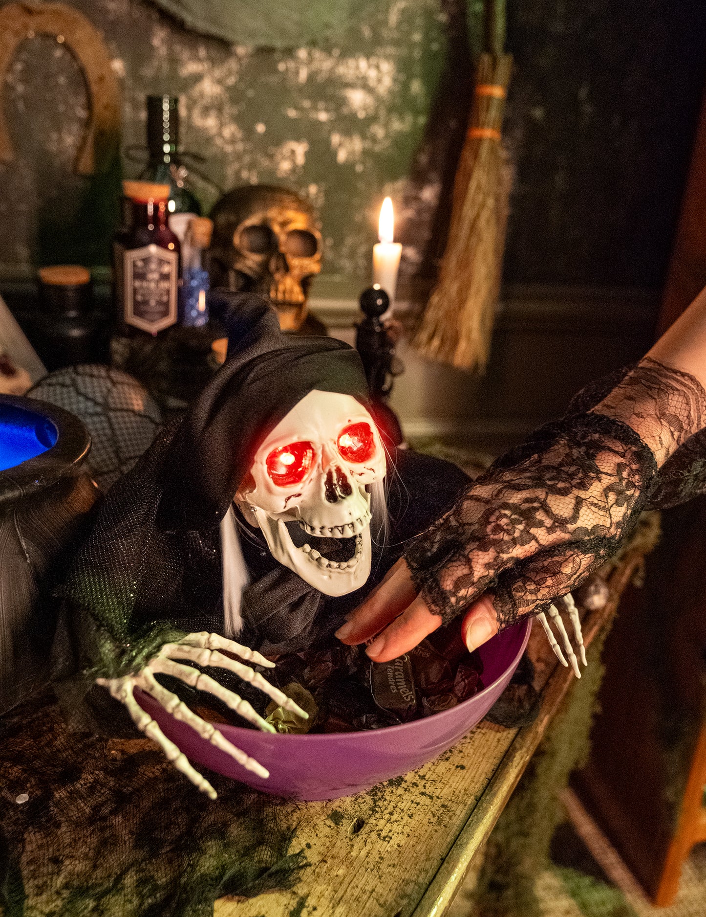 Ghoulish Reaper z žarečo skledo 52 cm