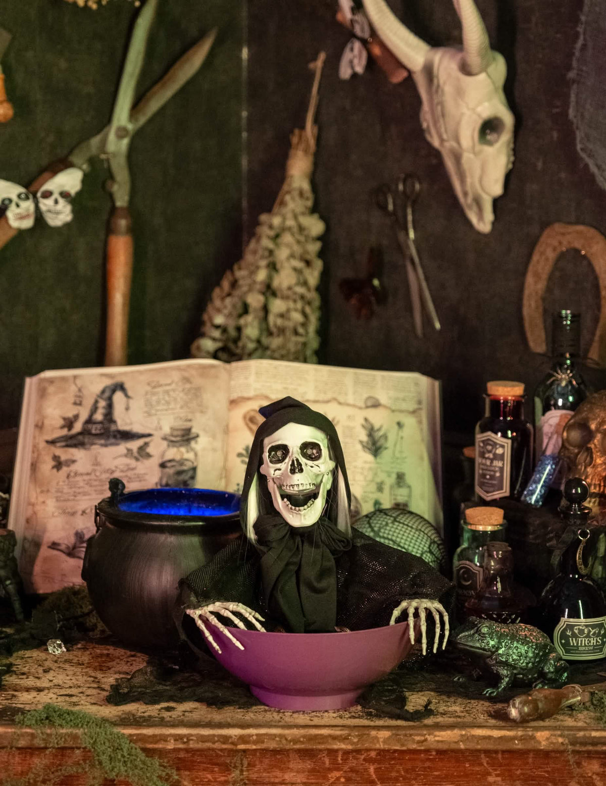 Mise en scène d'ambiance halloween du Faucheur macabre avec bol lumineux