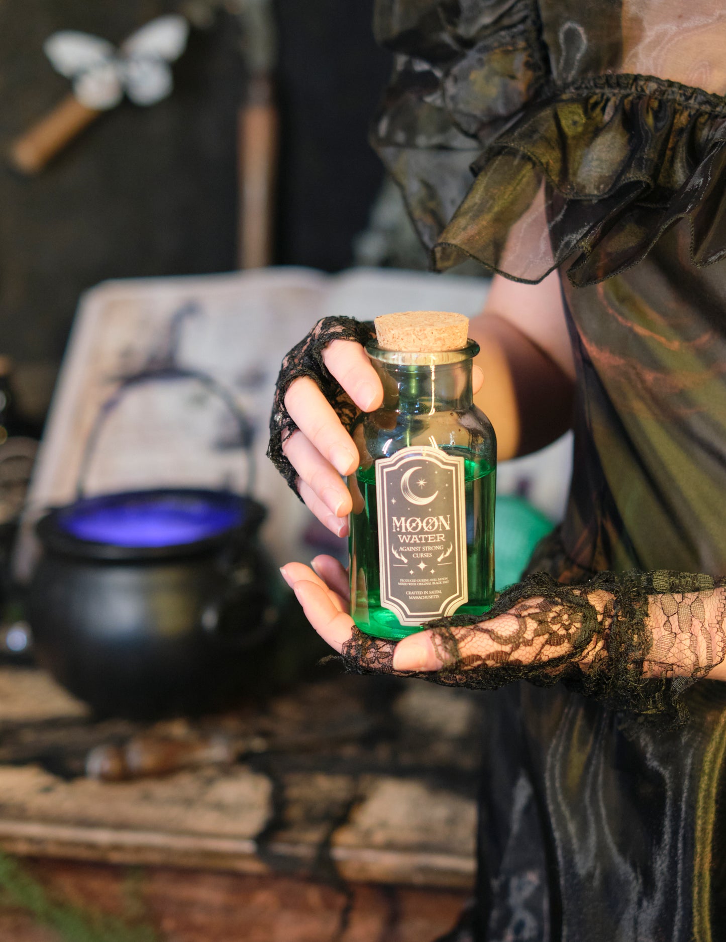 Luna vodna zelena steklena viala 13.5 cm