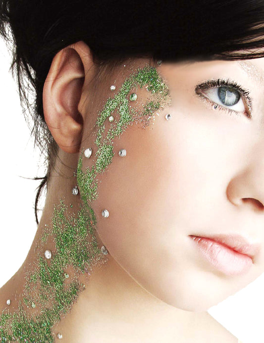 Détail du rendu sur la peau du gel à paillettes de maquillage pour adulte vert