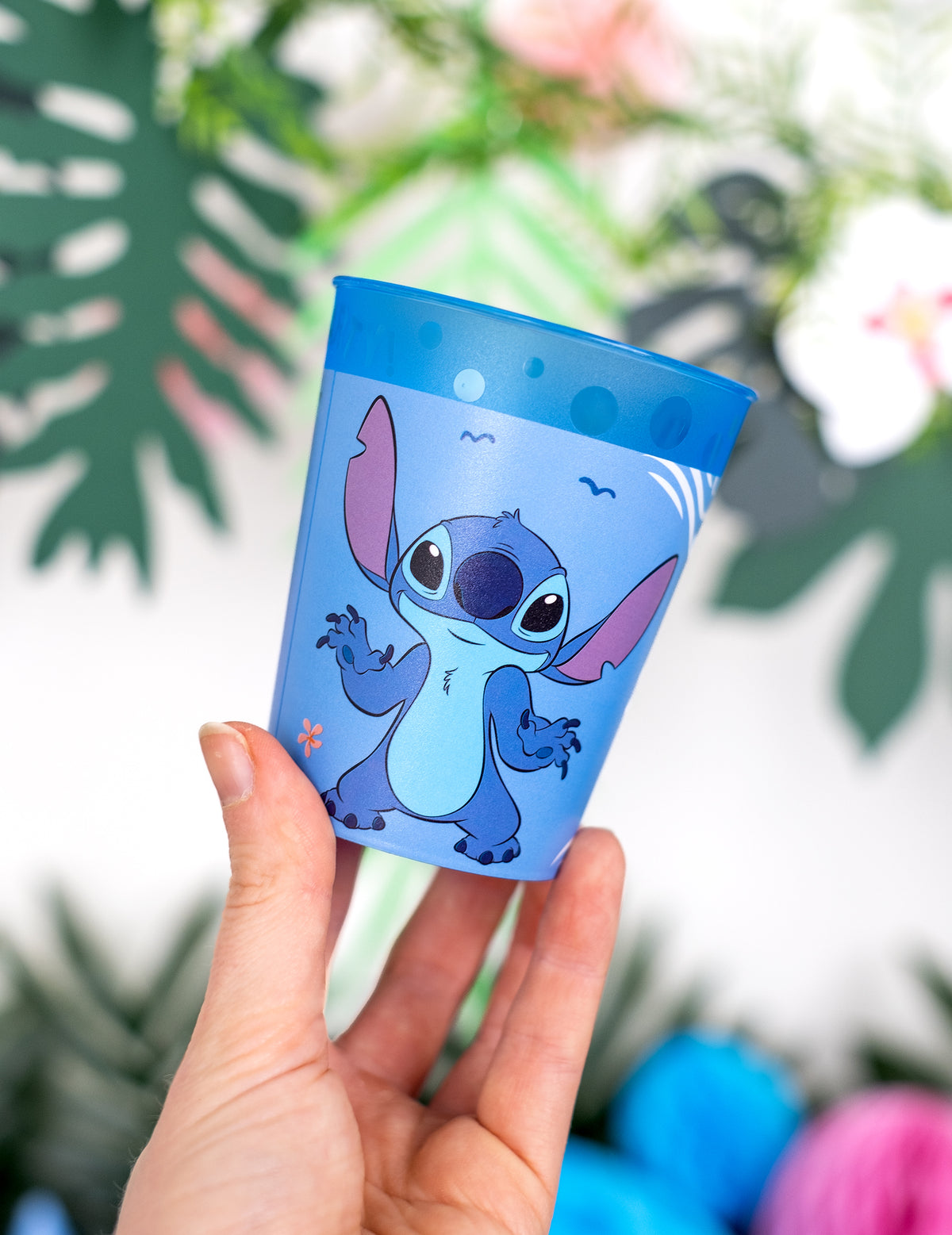 Gros plan tenu à la main du Gobelet réutilisable Stitch