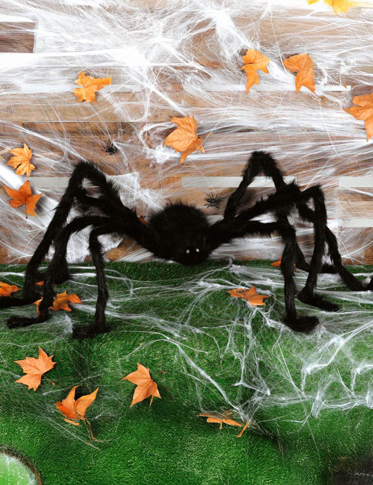 Postavitev velike halloween pajke za dekoracijo