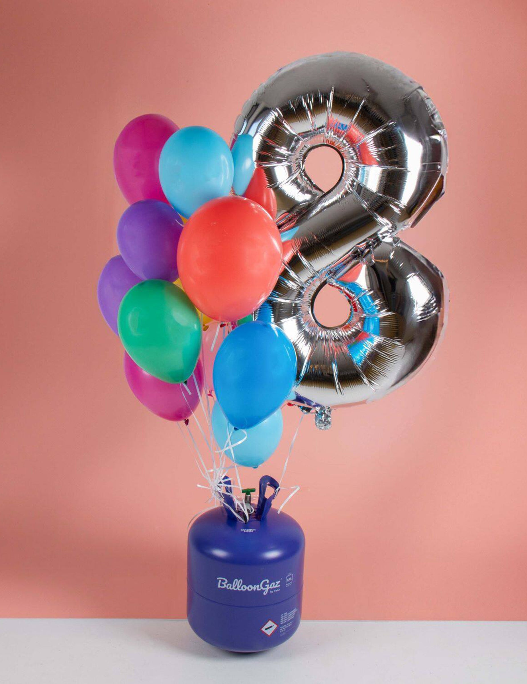 Mise en situation avec des ballons gonflés de la bouteille d'hélium pour ballons jusqu'à 85 ballons