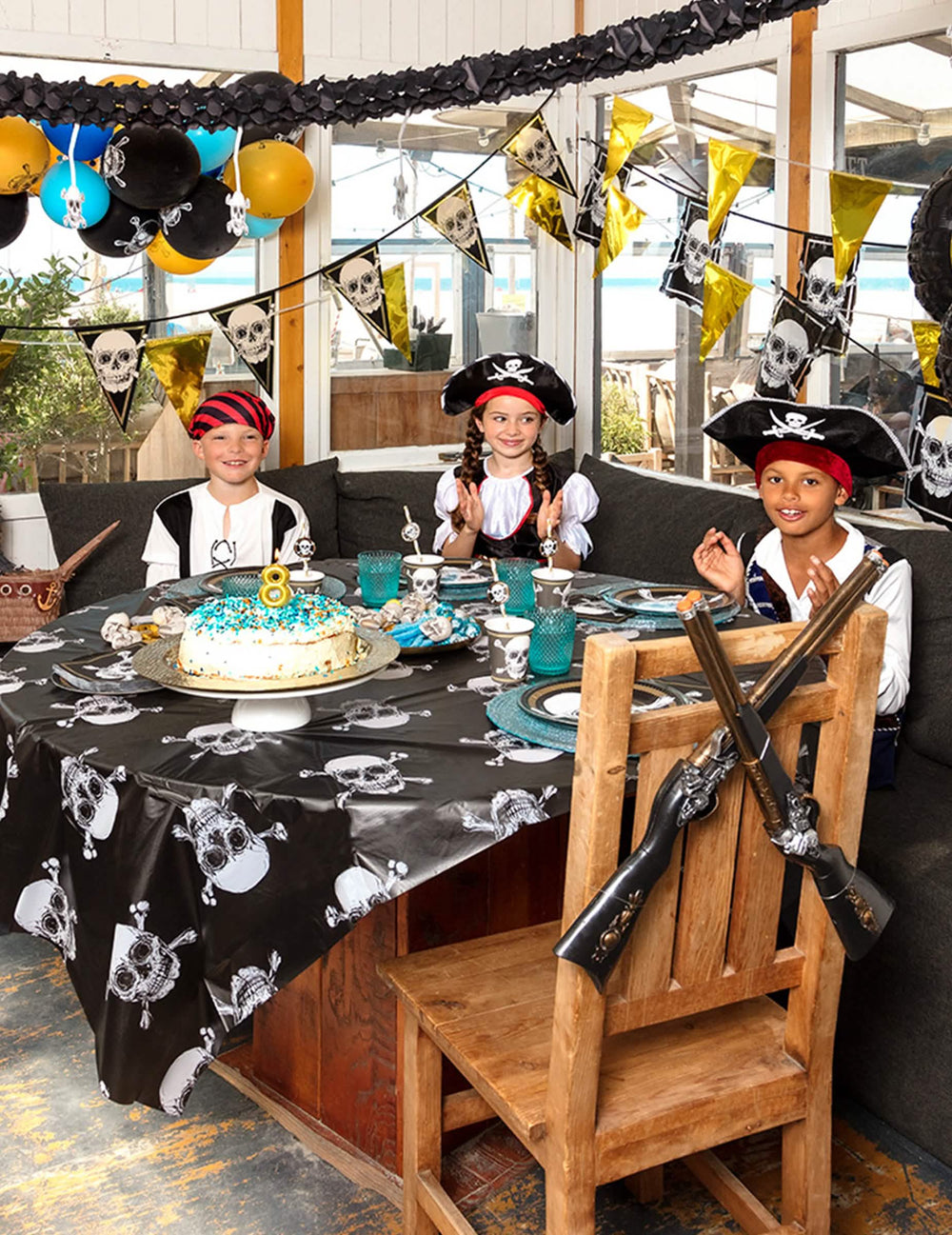 Prikaz girlande z 10 plastičnimi zastave Pirate Jolly Roger