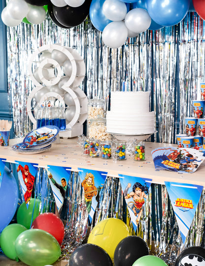 Mise en scène de table d'anniversaire de la guirlande à fanions Justice League
