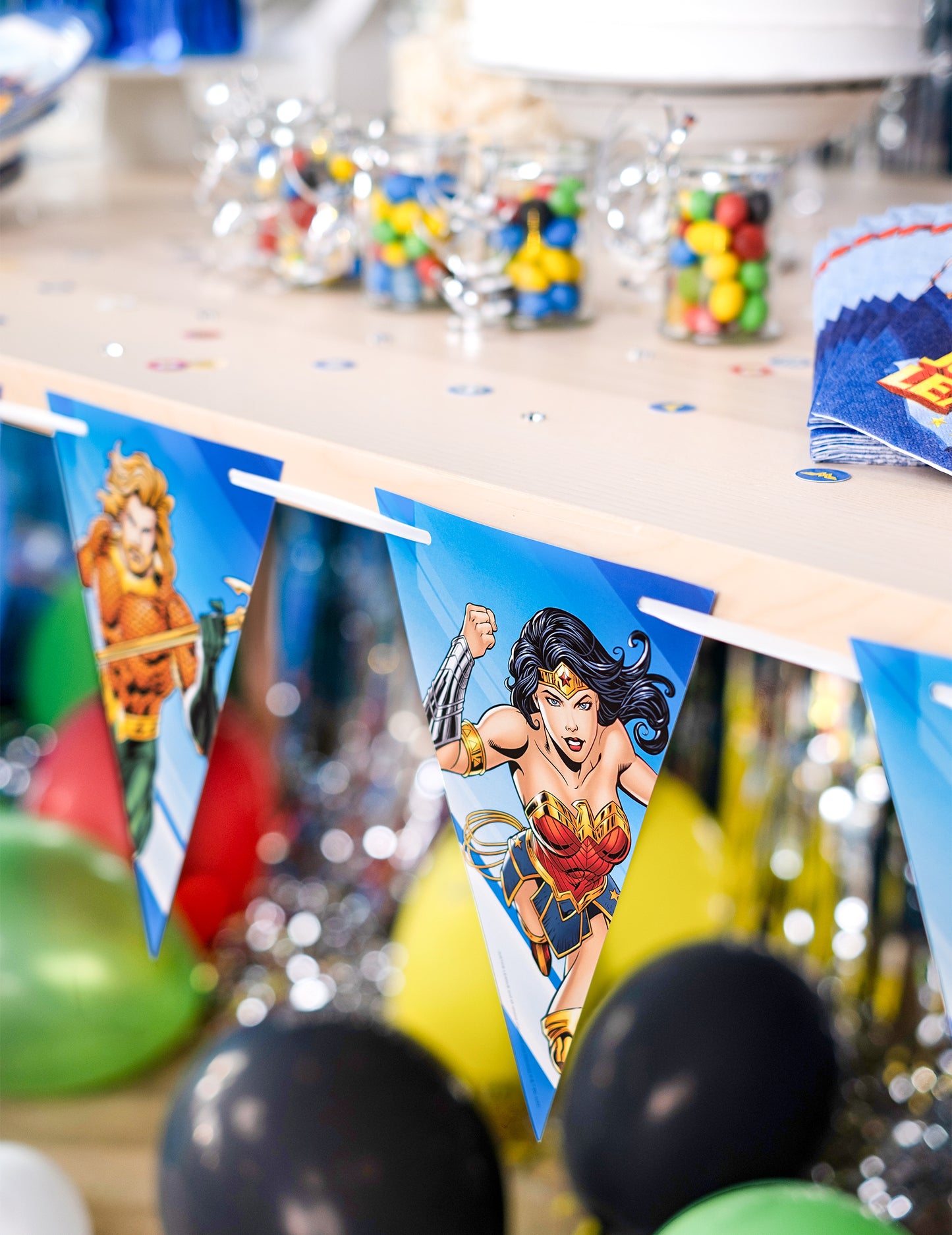 Gros plan sur les fanions Wonder Woman et Aquaman de la guirlande à fanions Justice League