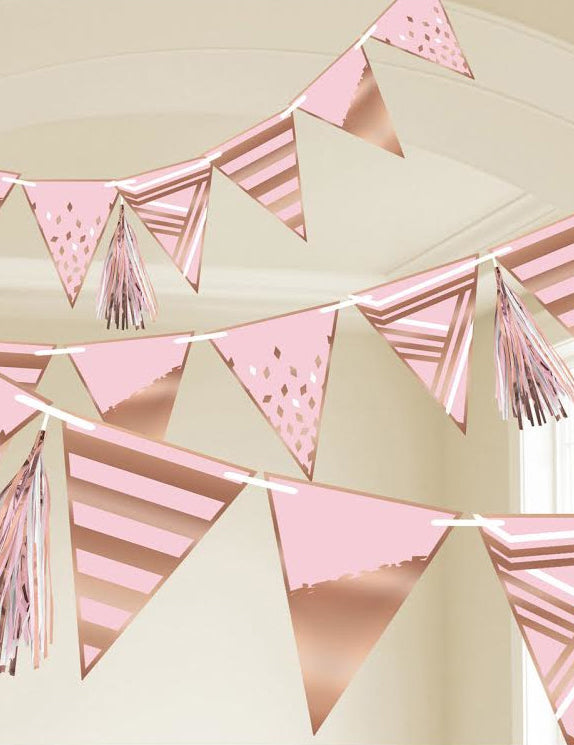 Rožnata girlanda iz zastavic z motivi rožnato zlate barve in resicami, 2,55 m, rojstnodnevna dekoracija