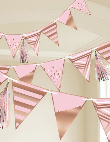 Rožnata girlanda iz zastavic z motivi rožnato zlate barve in resicami, 2,55 m, rojstnodnevna dekoracija