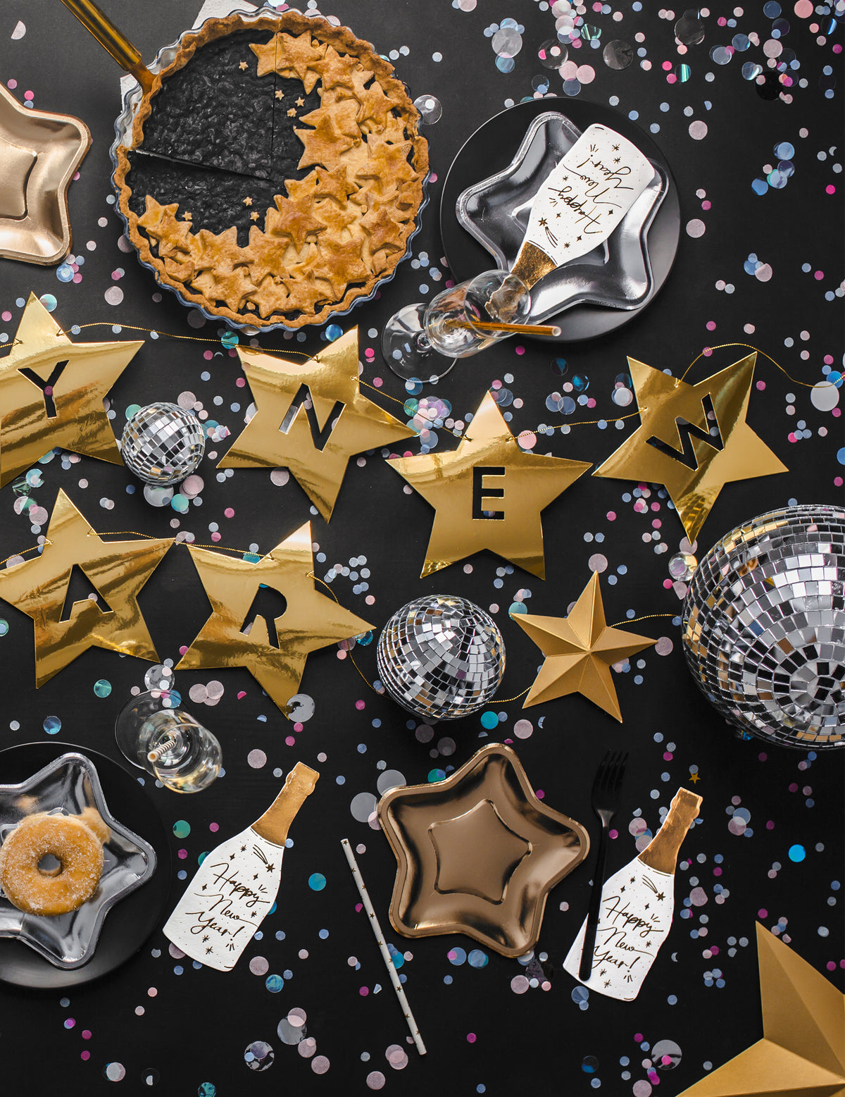 Vue de dessus de la table de fête de la guirlande d'étoiles Happy New Year