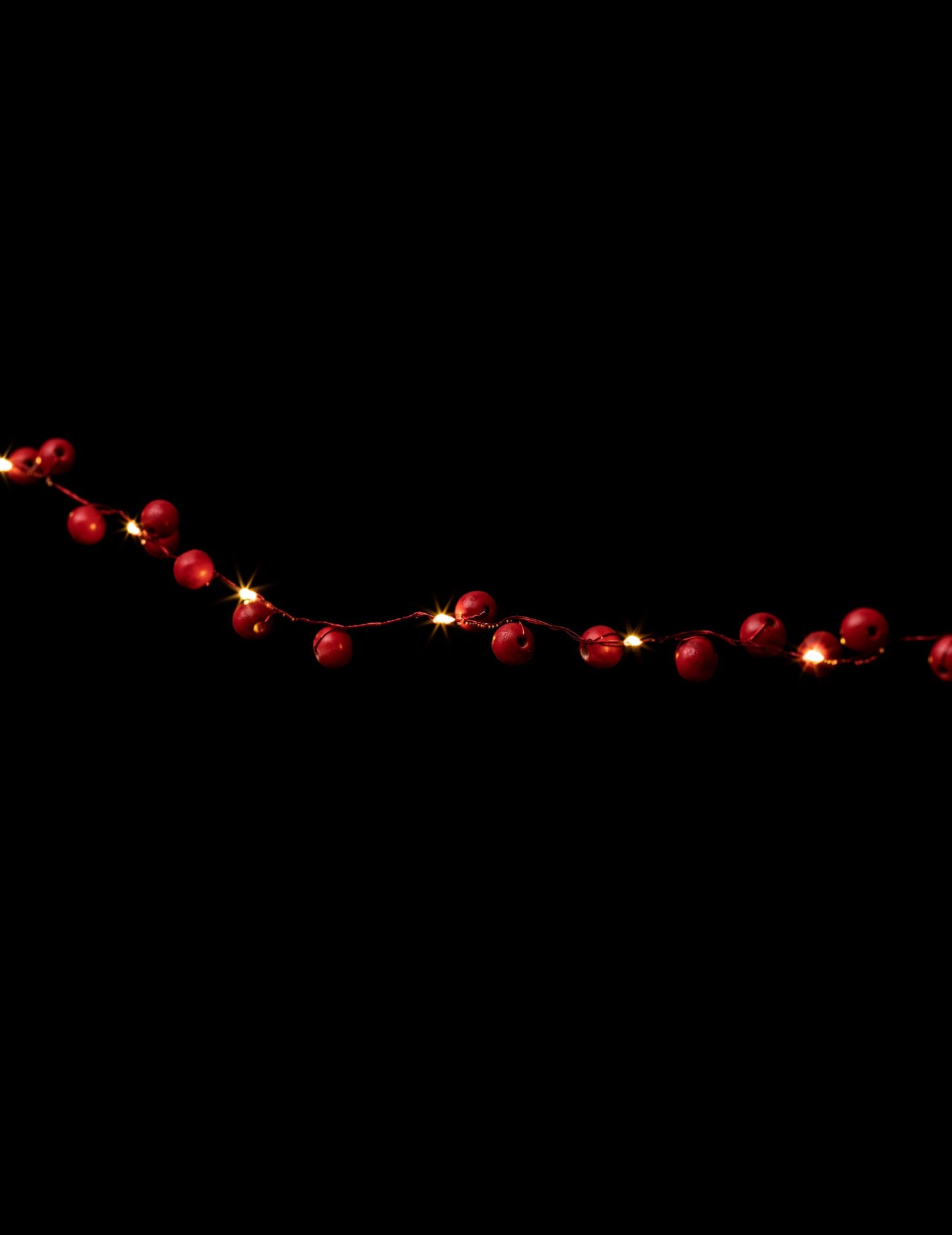 Svetlobna girlanda z rdečimi lesenimi kroglami 220 cm 