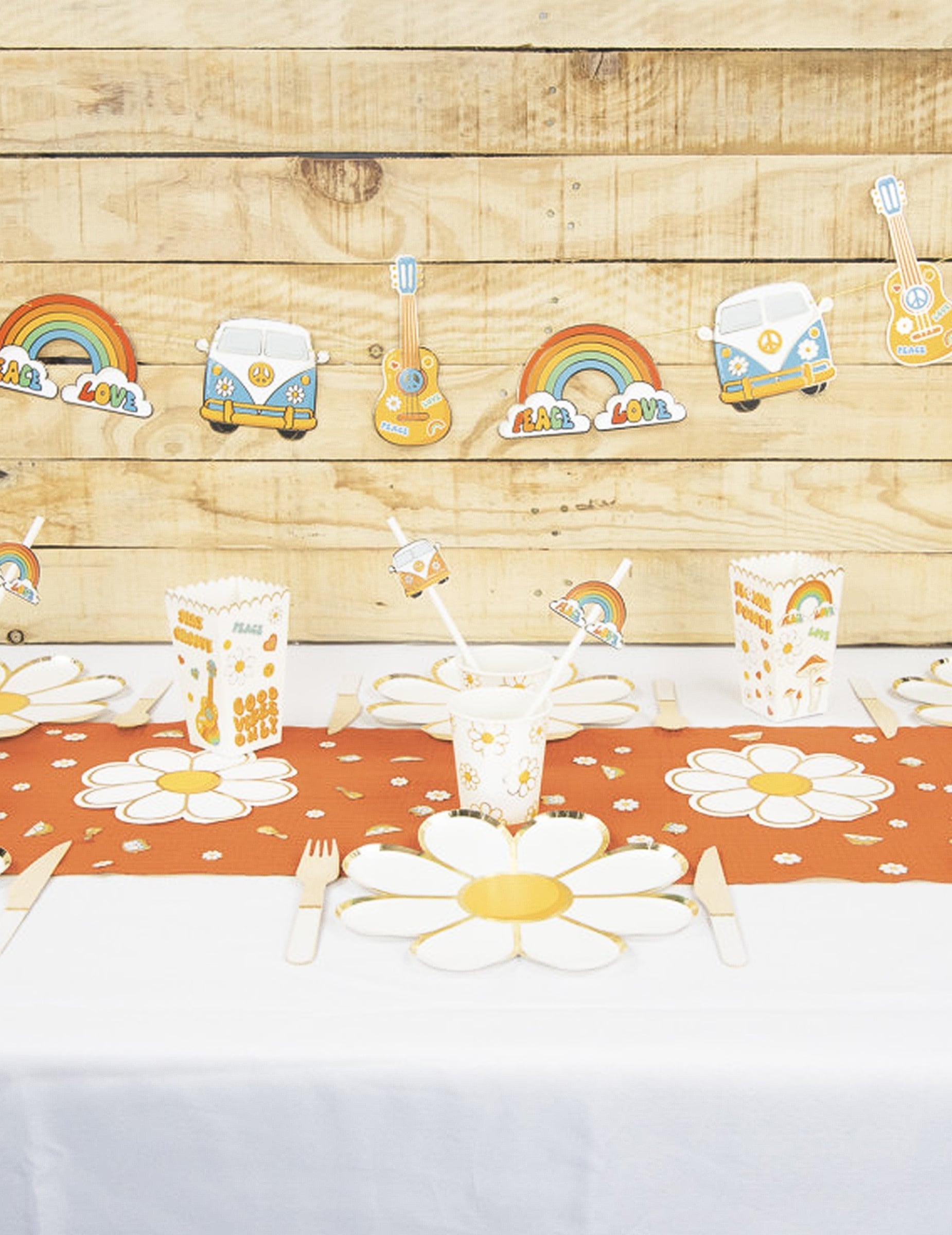 Mise en situation de la guirlande en carton Hippie Party