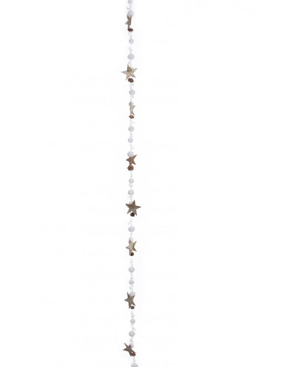 Guirlande en bois étoiles et boules de coton pour décoration blanche et marron avec pommes de pin