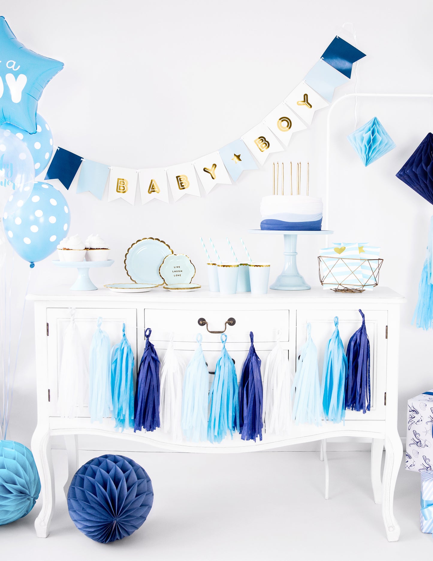 Modra in kovinska kartonska girlanda za dojenčka 15 x 160 cm z zastavicami