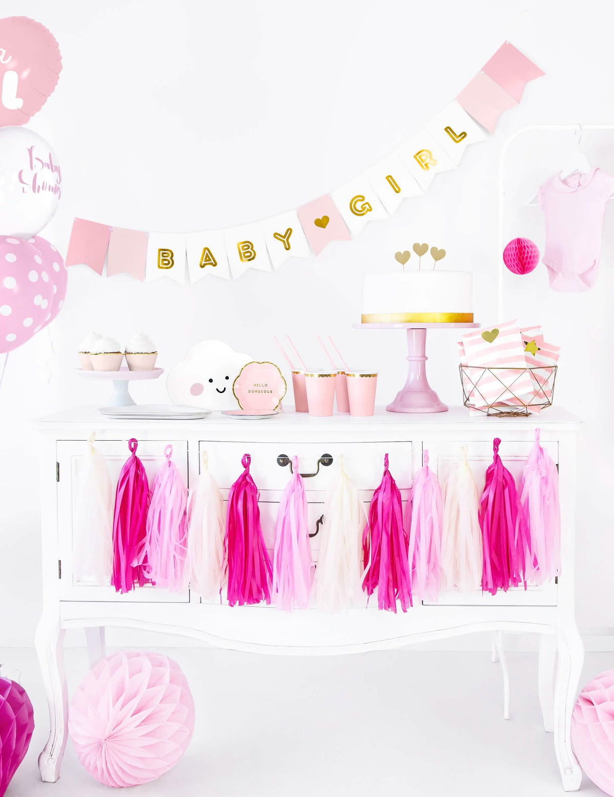 Postavitev bifeja s kartonsko girlando baby girl za baby shower