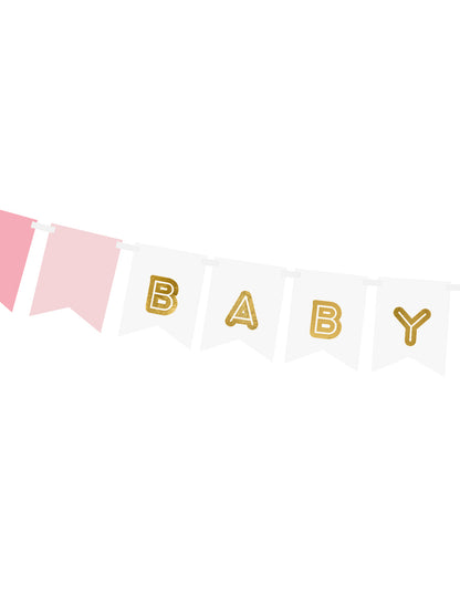 Gros plan sur les lettres dorées BABY de la guirlande en carton baby girl pour baby shower