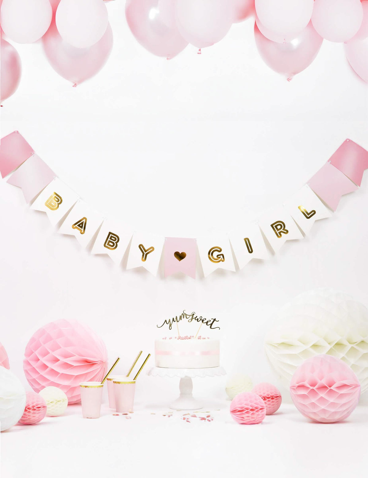 Praznična postavitev s torto in baloni iz kartonske girlande baby girl za baby shower