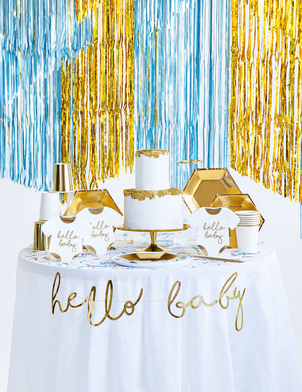 Vue d'ensemble de la table de fête de la guirlande en carton hello baby pour baby shower dorée métallisée