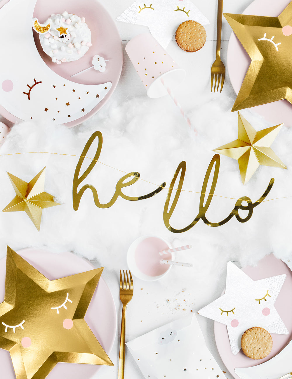 Vue de dessus de la table de fête avec la guirlande en carton hello baby pour baby shower dorée métallisée