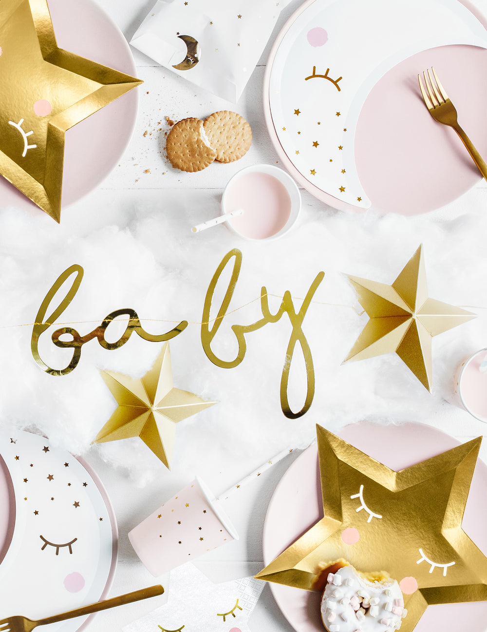 Gros plan sur le mot baby de la guirlande en carton hello baby pour baby shower