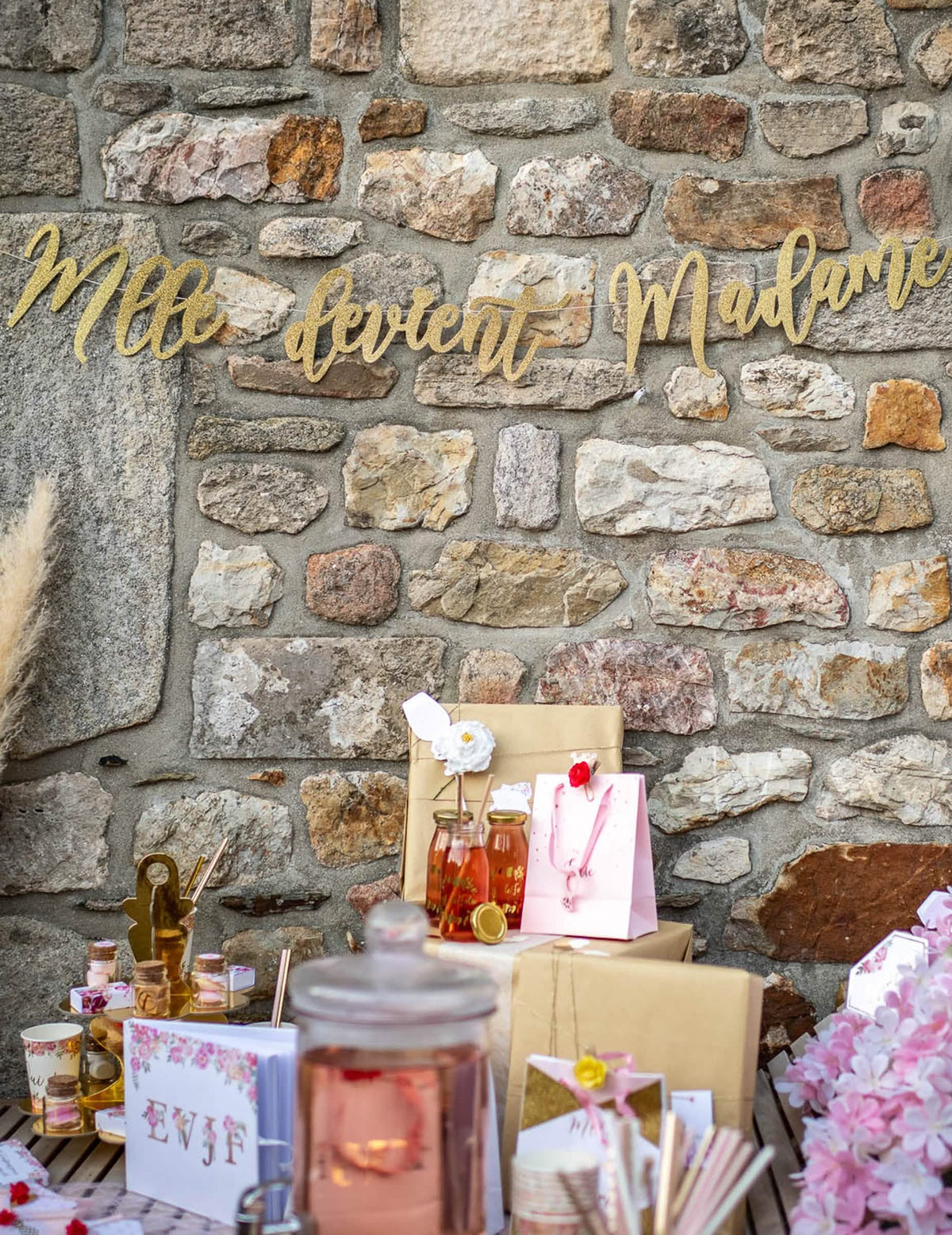 Postavitev kartonskega girlanda Mlle postane Madame