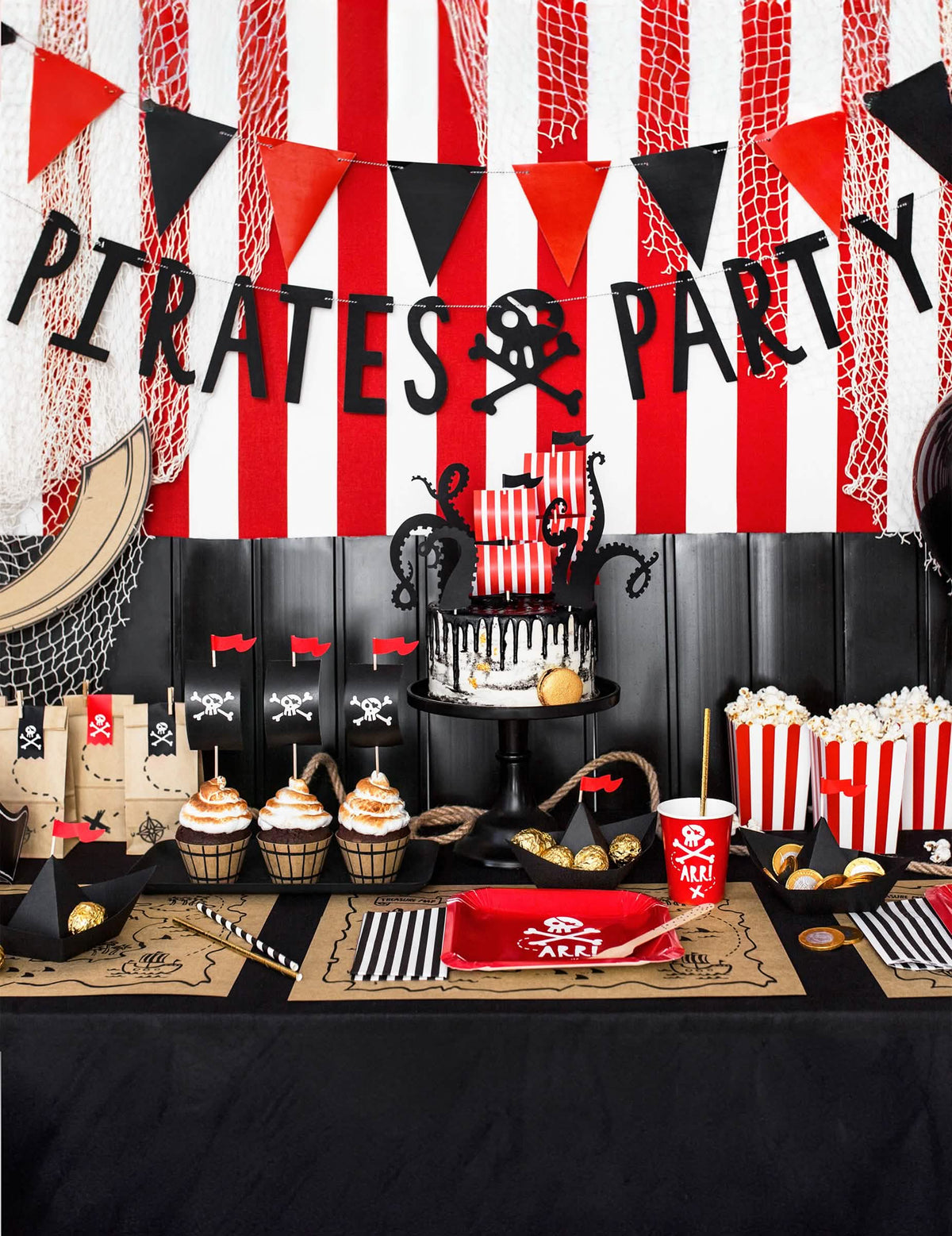 Prikaz na praznični mizi z girlando iz kartona pirati Party