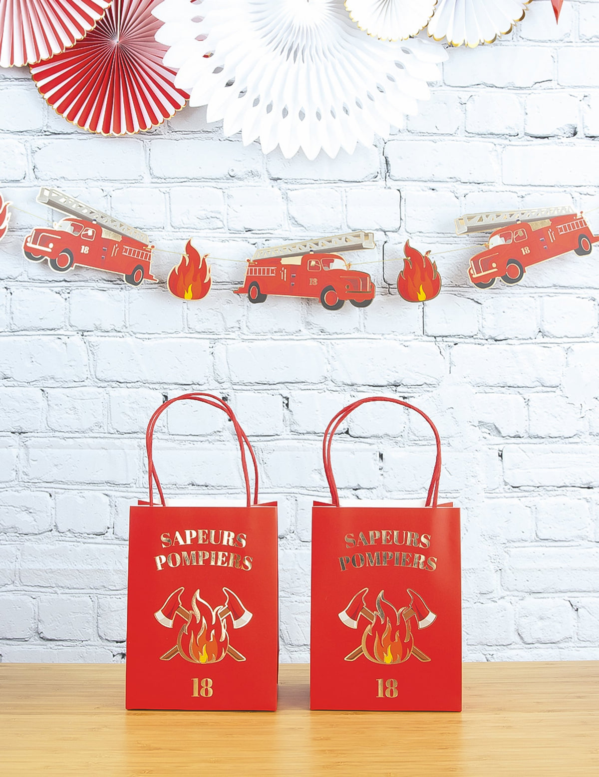 Mise en scène avec sacs cadeaux de la guirlande en carton Pompier