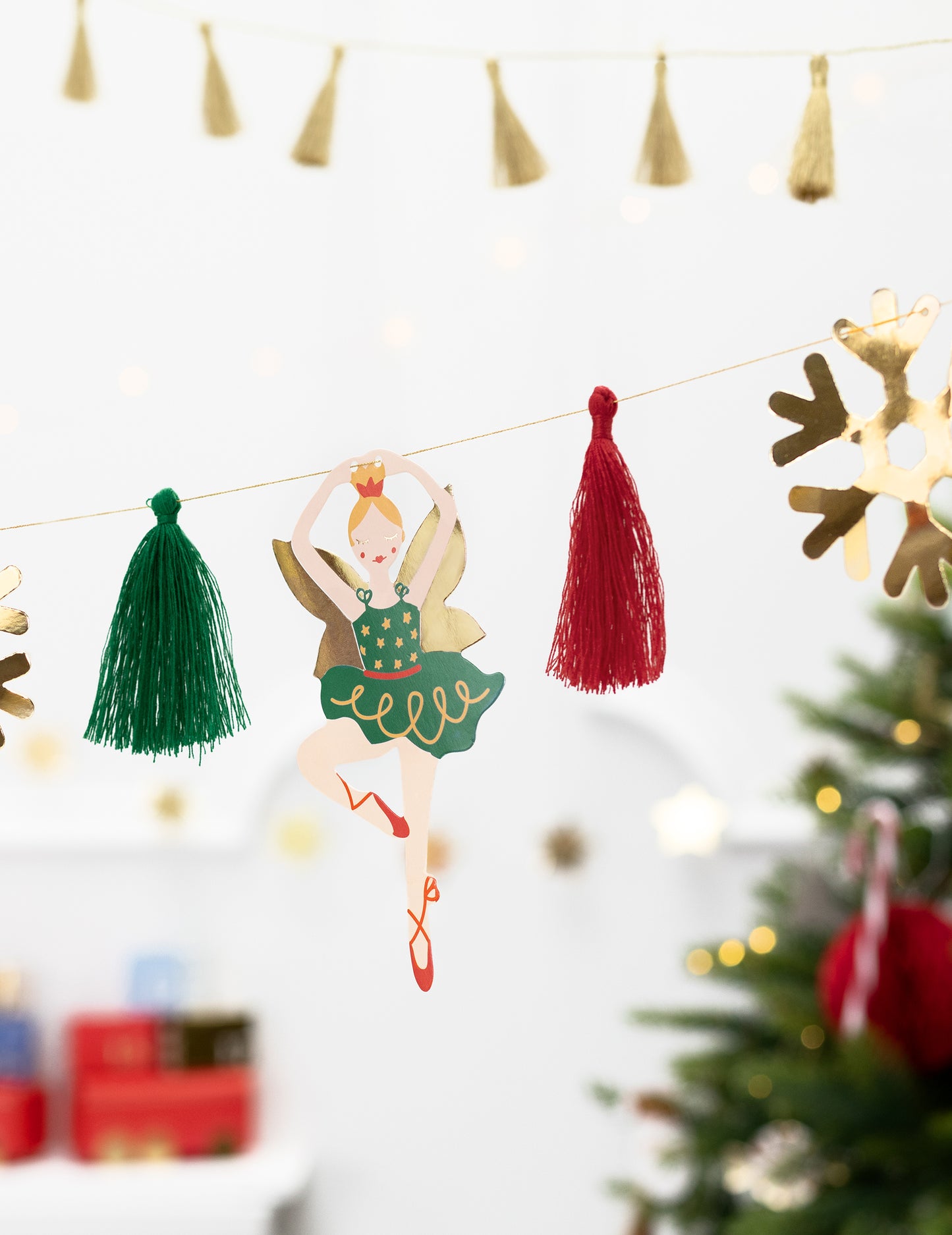 2-metrska božična papirnata girlanda z vzorci Hrestača in Balerine ter cofki