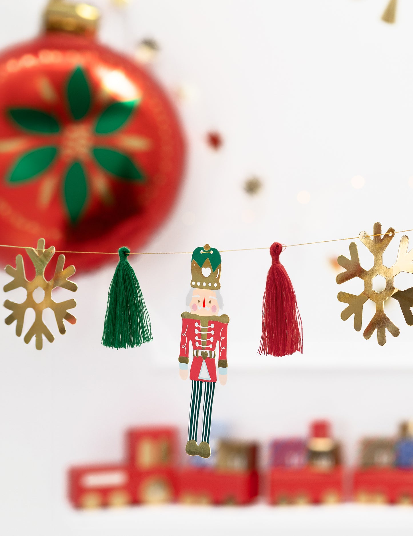 2-metrska božična papirnata girlanda z vzorci Hrestača in Balerine ter cofki