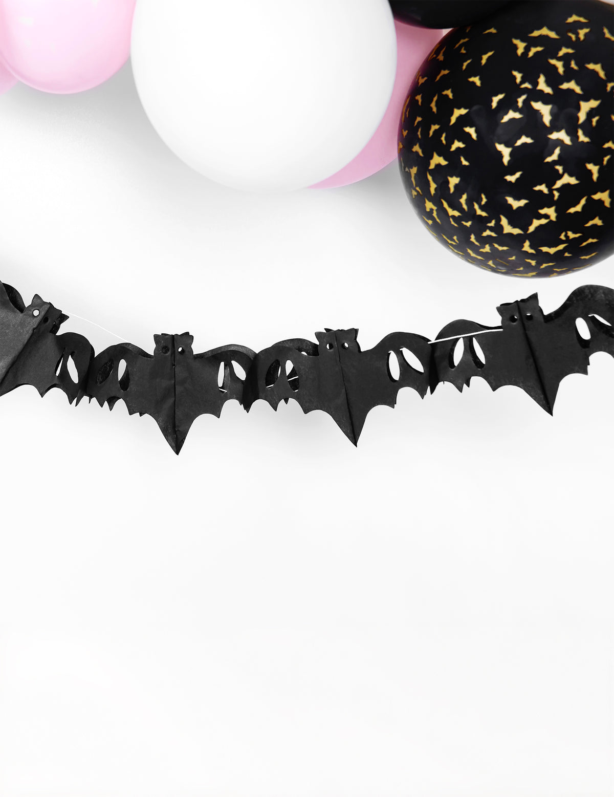 Mise en situation de la guirlande en papier chauve-souris