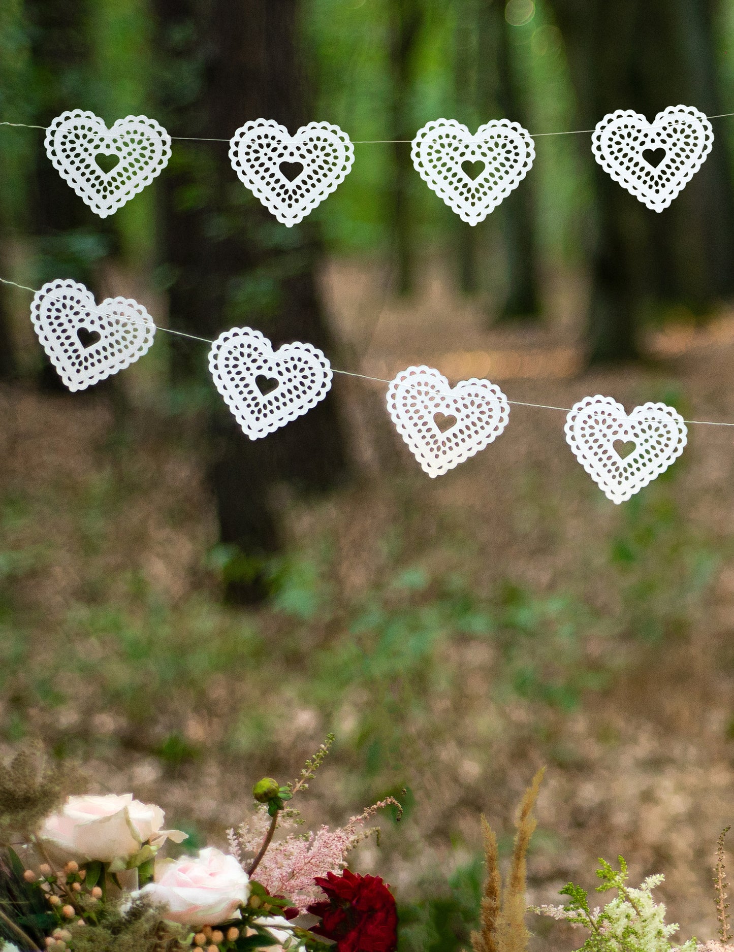Papirnati girlanda z belimi čipkastimi srčki 8 cm x 1,8 m za poroko