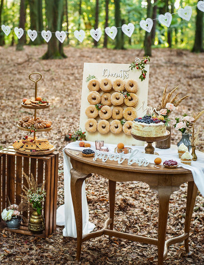 Papirnati girlanda z belimi čipkastimi srčki 8 cm x 1,8 m za poroko